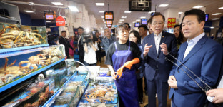 “국민이 괴담 이겼다” 노량진 찾은 당정…“수산시장 활기 넘친다”