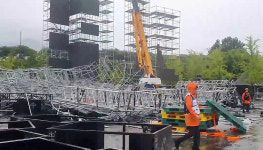 빌딩높이 콘서트 무대 구조물 붕괴, 인부들 덮쳐…9명 부상, 2명 중상