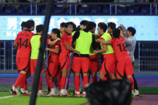 한국 축구, 사상 첫 아시아게임 3연패 위업 달성…‘日 꺾어 더 의미’