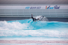 겨울바람도 파도타기 열정 못 막는다…국제서핑대회, 시흥 ‘웨이브파크’서 개막