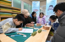 고구마빵 만들고 옥도장 새기고… 땅끝서 즐기는 ‘놀며 쉬며 하룻밤’[농촌愛올래]