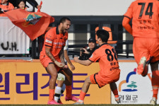 [포토뉴스] ‘잔류 성공’ 강원, 혈투 끝에 안방서 김포 제압