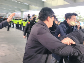 이재명 습격범, 재킷 주머니에 흉기 감췄다 범행…警 “계획 범행 염두 수사 중”