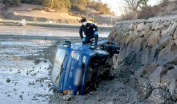 갯벌에 박힌 화물차…60대 여성 운전자 사망