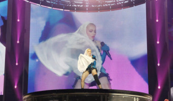 “마돈나, 또 콘서트 2시간 늦게 시작”… ‘지각 공연’에 뿔난 관객 2명, 손배소 제기