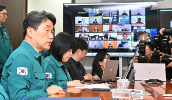 ‘사직서 안낸 교수 따돌림’ 논란
