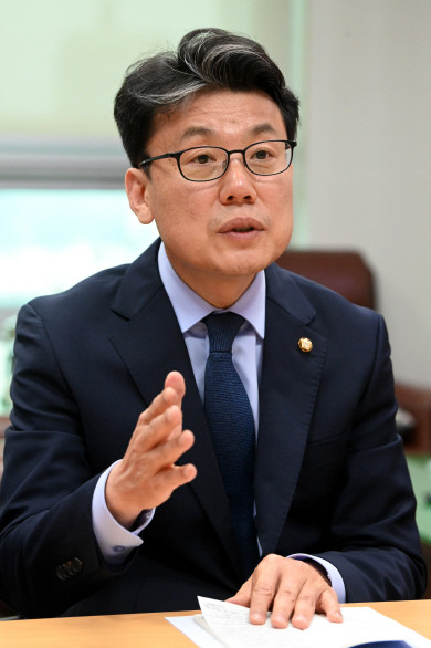 진성준 의장, 한동훈 외모 품평 발언에 사과 불쾌감 드렸다면 정중히 사과