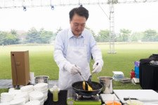 앞치마 두루고 계란말이 한 대통령…기자들과 김치찌개 만찬