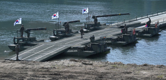 한국형 자주도하장비 ‘수룡’  시범훈련