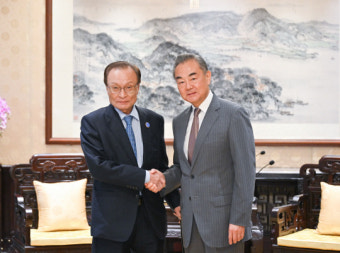 中 외교수장, 이해찬 만나 “한·중은 타고난 파트너”…李는 “시진핑 연설에 감동”