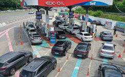 휴게소 주유소에 늘어선 차량