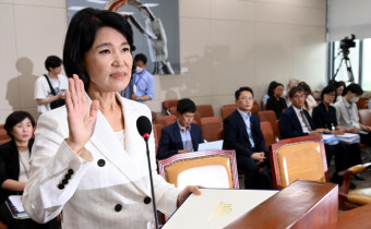 “방송장악 선전포고” vs “정상화 적임자”… 이진숙 청문회 난타전