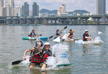 페트병에 노끈 엮어… ‘나만의 한강호’ 타고 경주