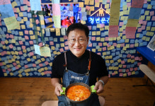 “3000원 ‘혼밥 청년’ 얼굴서 행복 봤다”… 김치찌개 퍼주는 신부님 [M 인터뷰]