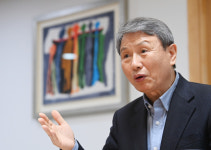“한국문학, 노벨상 이후가 중요… ‘K-강좌’ 해외 학자·학생 지원을”[M 인터뷰]