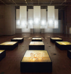 날아오른 백자… 누워있는 금관… 찰칵, 숨결을 불어넣다