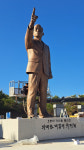 경북도청 앞 천년 숲에 박정희 전 대통령 동상 제막