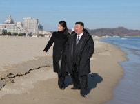 김정은, 훌쩍 큰 딸 주애 손 잡고 갈마관광지구 시찰…“내년 6월 개장”