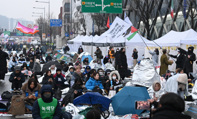 서울대서 윤석열 대통령 탄핵 찬반 집회, 두 진영 격렬 대립으로 충돌 발생