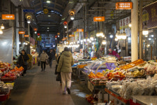 저녁거리 사고, 간식 먹고…‘따뜻한 인심’ 오가는 경기도 전통시장