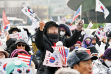 “어떻게 만든 선진국인데”… ‘정체성 투쟁’ 나서는 6080