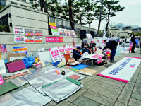 ‘반탄’ 돗자리 부대까지… 헌재 앞, 尹석방 후 무법지대 방불