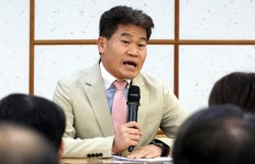 ‘윤석열 지지’ 전한길, 한국사 강사 은퇴 “정치 생각 없다”