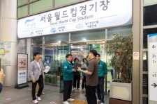 박강수 마포구청장, FC바르셀로나 경기 앞두고 월드컵경기장 안전점검