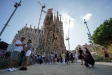 스페인 대표 관광명소 ‘사그라다 파밀리아’, 기후 시위에 ‘페인트 테러’