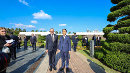 호주 총리, 부산 호주군 6·25 참전기념비 참배…권오을 장관, 故 그린 중령 초상화 전달