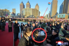 ‘진짜 후계자 되나?’…평양 시민과 이례적 밀착 스킨십 나선 김주애...후계자 공식화 수순?”