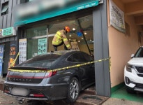 식당 유리 뚫고 ‘쾅’…80대 몰던 차량 상가 돌진