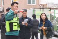 “오서방이 왔습니다”… 구청장이 동네 구석구석 점검·소통[서울인사이드]