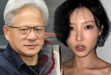 젠슨 황의 고백 “화사 무척 매력적, 새 앨범도 좋아”