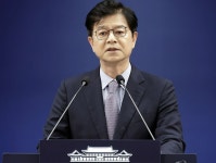 청와대 “임기제한 발언, 연임 안한단 뜻”