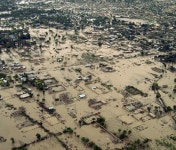 폭풍에 물바다 된 아이티