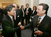 獨 슈뢰더 총리, 한국기업부스 방문