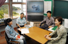 전교생 1명에 교직원 4명