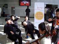 공연예절 지키세요 이색 퍼포먼스