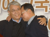 로버트 김 입국 표정…공항상봉 백동일씨 죄송합니다”