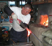 전통대장간 계승에 혼신 바칠 터”…50년간 쇠 달구는 대장장이 이상철씨