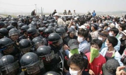 뚫어라 막아라 격렬한 몸싸움…아수라장 된 평택