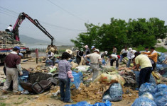 공무원들 농촌 일손돕기 나섰다