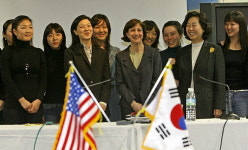 웬디 커틀러 "여자로서 FTA협상 쉽지않다"