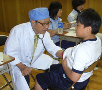 한일 의사들 ''우정의 진료'' 도쿄한국학교 학생들 진찰