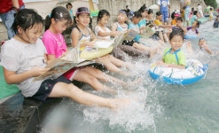 물장구 치며 독서 삼매경