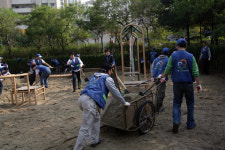 [이젠,나눔경영이다]대한주택공사, 영구임대단지 찾아 쓸고 고치고