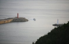 귀항하는 고깃배 뒤로 꼬리무는 궤적 한해 긴 추억이 묻어나고