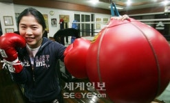 여성 프로 복서 1호 김주희 “영원한 챔프 그 뜻 이어 권투불씨 살리겠습니다”