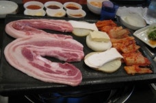 신선한 채소 아삭아삭…봄철 입맛 돋우는 쌈밥